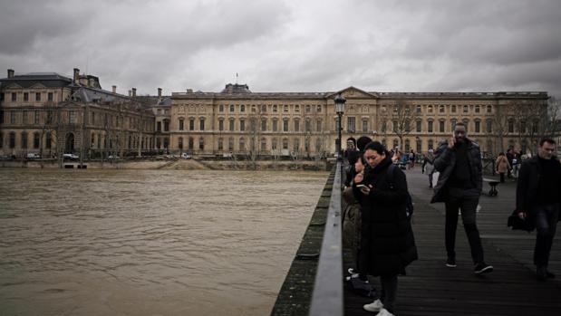 Así es la espectacular crecida del río Sena que ha obligado a cerrar el Louvre de París