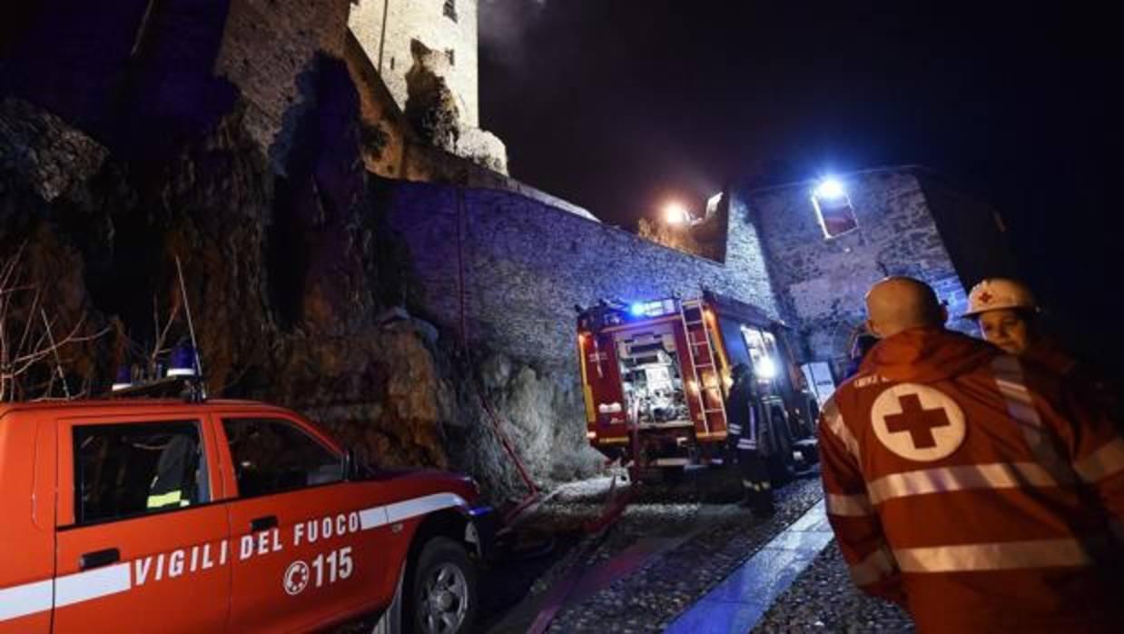 Bomberos trabajan en las labores de extinción de un incendio declarado en la abadía de San Michele en Val di Susa en Italia