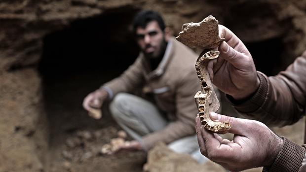 Las grandes lluvias caídas en Gaza desentierran una tumba del Imperio Romano en un patio