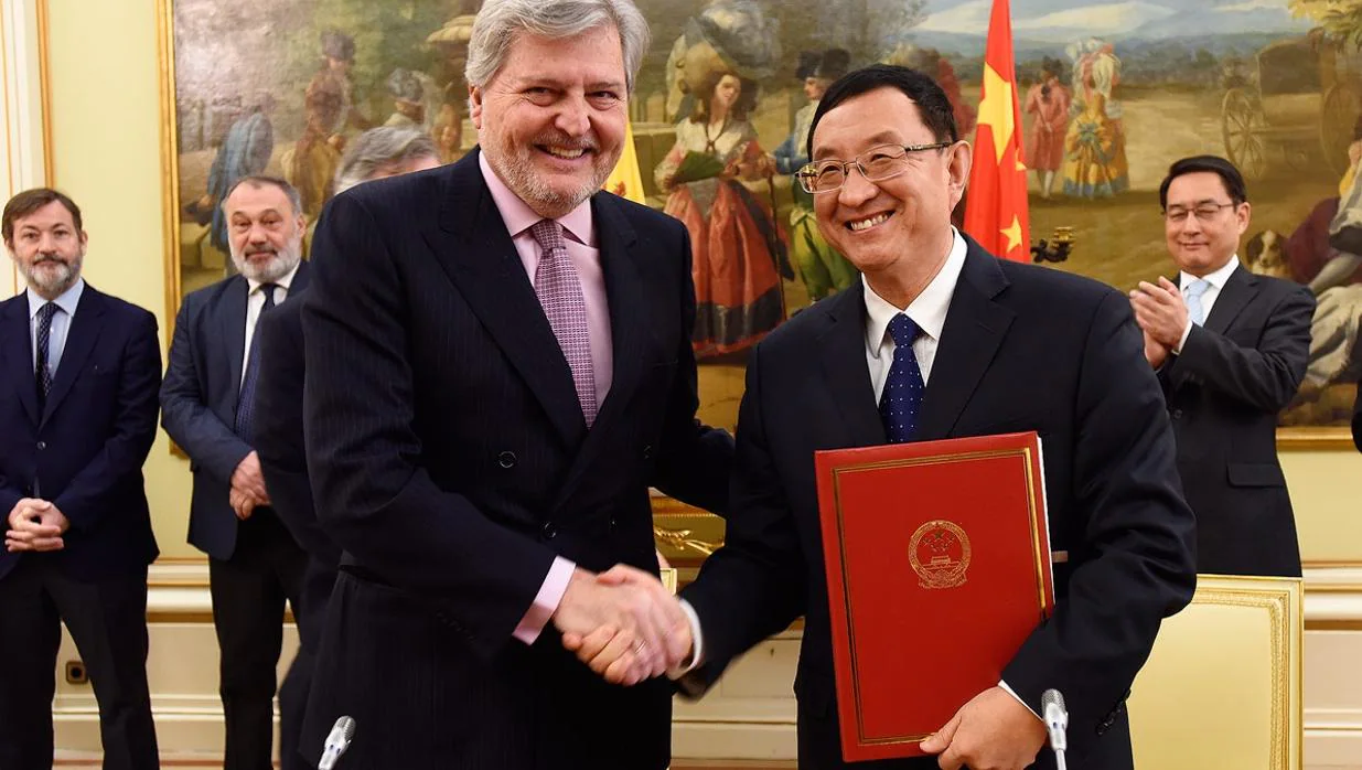 El ministro de Educación, Cultura y Deporte de España, Íñigo Méndez de Vigo y el ministro de Cultura de la República Popular China, Luo Shugang, tras la firma del acuerdo
