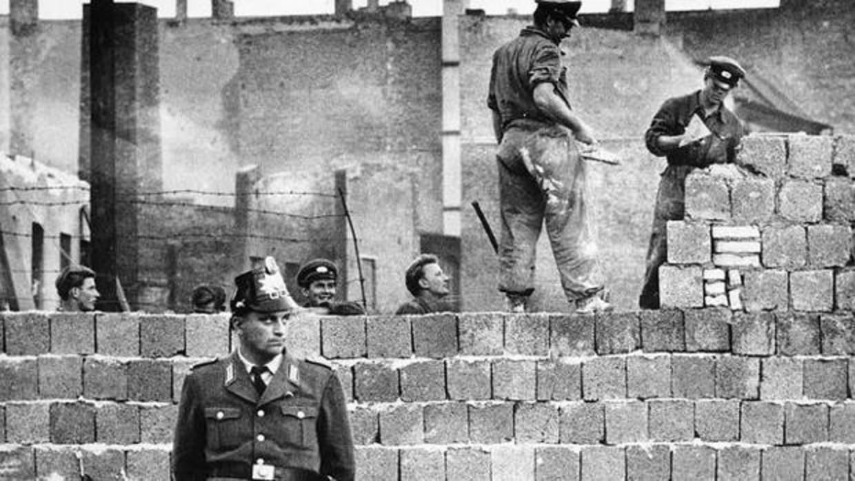 Un policía de la RDA vigila la construcción de Muro de Berlín el 13 de agosto de 1961