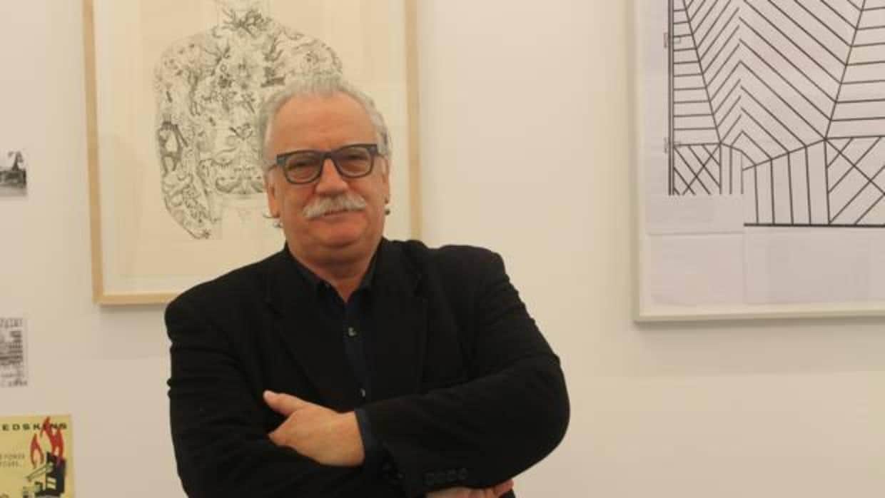 Moisés Pérez Albéniz posa en su galería de nombre homónimo