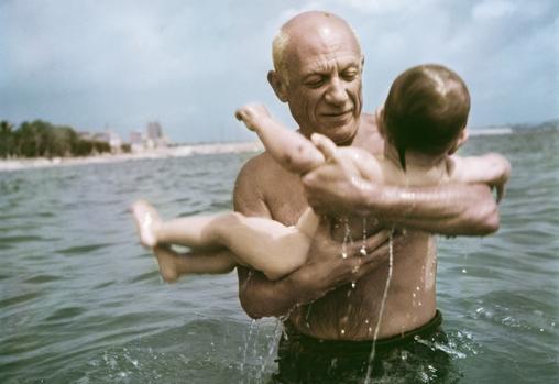 Pablo Picasso en la Costa Azul junto a su hijo