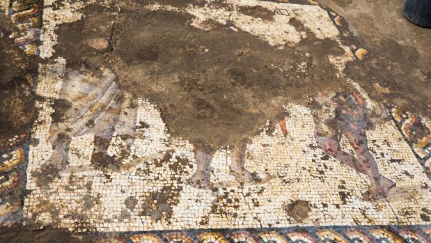 Descubren un mosaico romano de dos mil años en la antigua ciudad de Cesarea