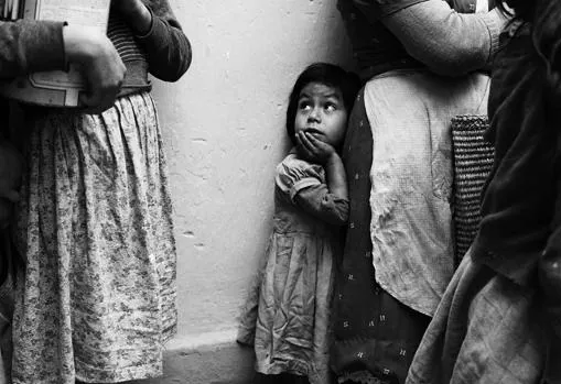«En la cola», una de las fotografías de Pesana que retratan la inocencia infantil