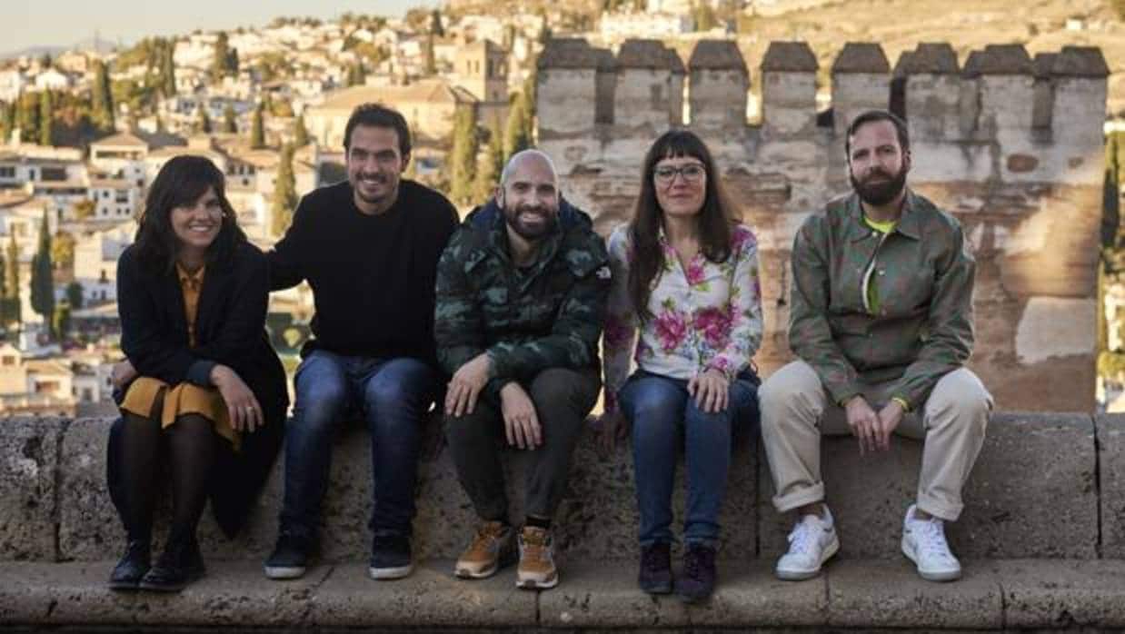 De izquierda a derecha, los artistas Martín, Pérez, Mora, Fernández Calvo y Monleón. en La Alhambra