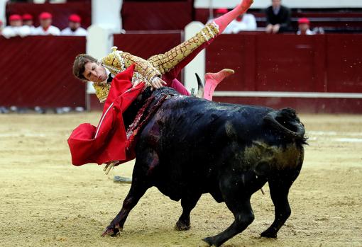 El Juli, en el momento de la tremenda voltereta