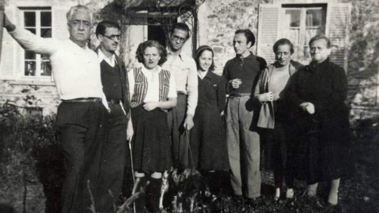 Murià (segunda por la derecha) en el exilio francés junto a familia y amigos, entre ellos Merce Rodoreda