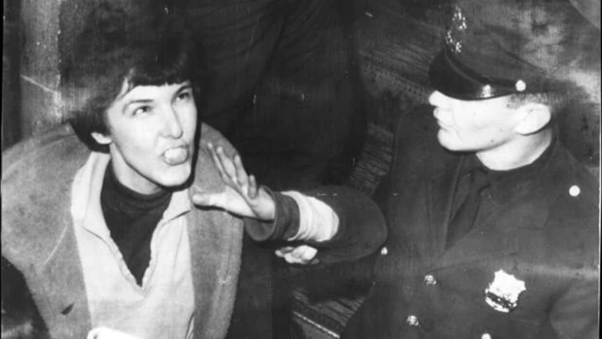Valerie Solanas es llevada por la policía a una comisaria, acusada de haber disparado a Warhol