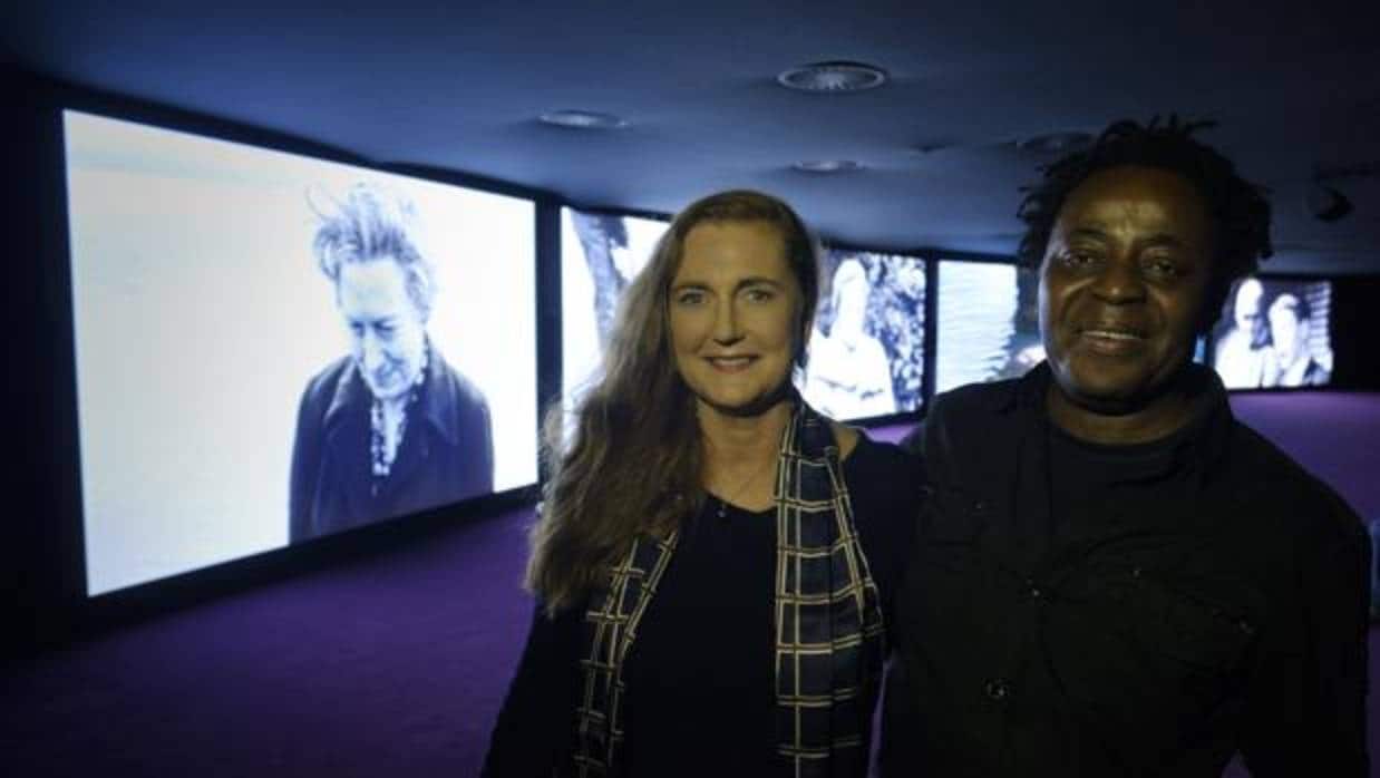 Francesca de Habsburgo y John Akomfrah, ayer en el Museo Thyssen junto a la videoinstalación «Purple»