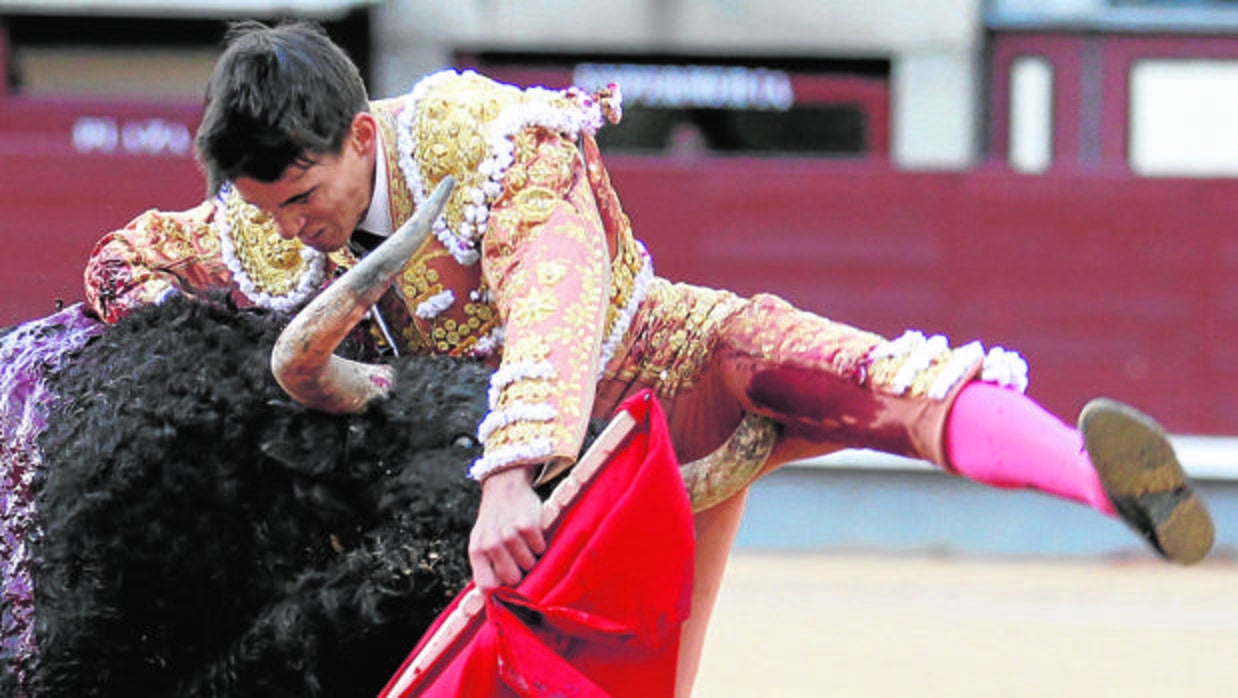 Gonzalo Caballero devuelve el premio a la mejor estocada por no estar en San Isidro