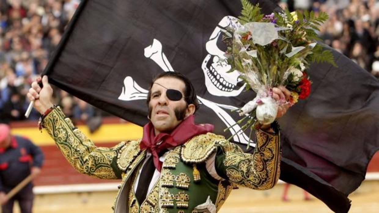 Juan José Padilla, envuelto en la bandera española y con la bandera pirata
