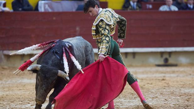 Varea corta una oreja a un victorino en Castellón