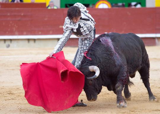 Roca Rey, en un ceñido derechazo