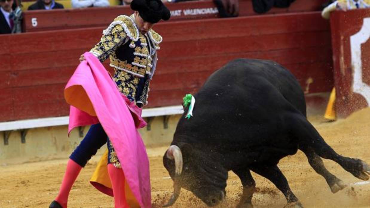 Enrique Ponce se dobla con el toro