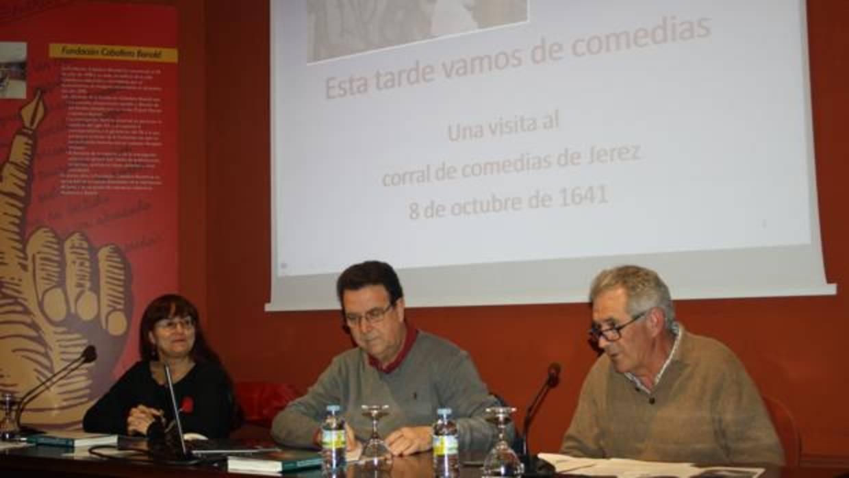 Juan Salguero, junto a Elisa Constanza y José Mª Pérez, en la Fundación CaballeroBonald