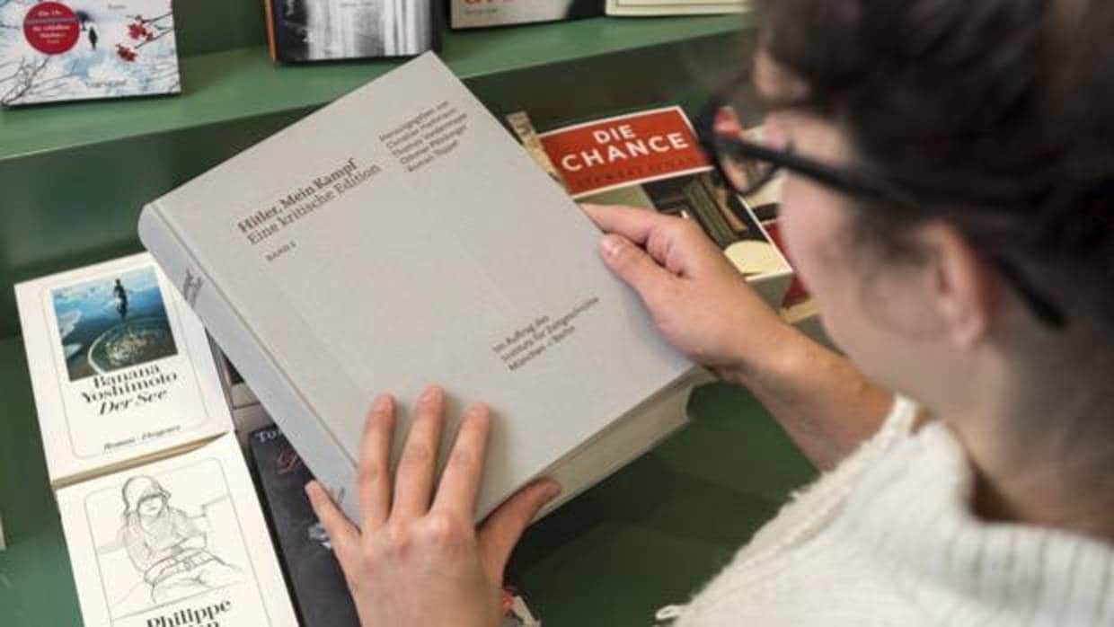 Una mujer ojea el «Mein Kampf» en una librería de Múnich