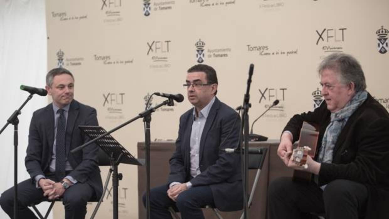 El escritor y periodista estuvo acompañado por Alberto García Reyes y Eduardo Rebollar