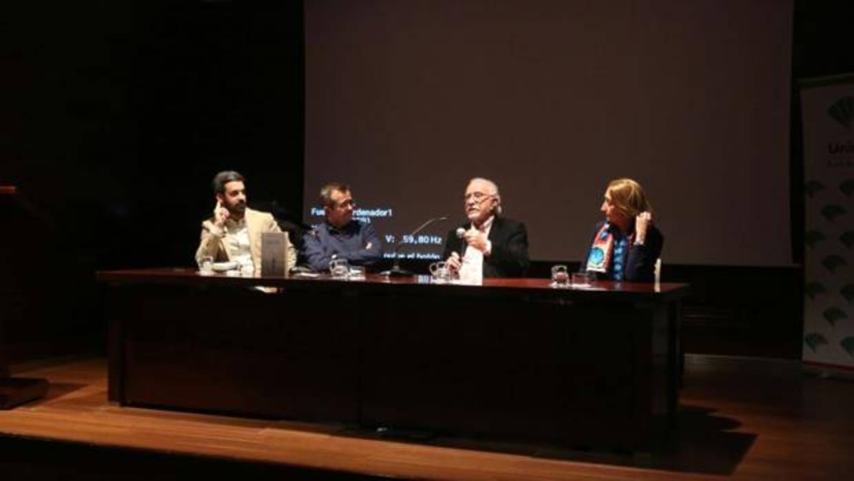 El escritor José María Merino en la sede de la Fundación Unicaja en Cádiz. ::F. J.