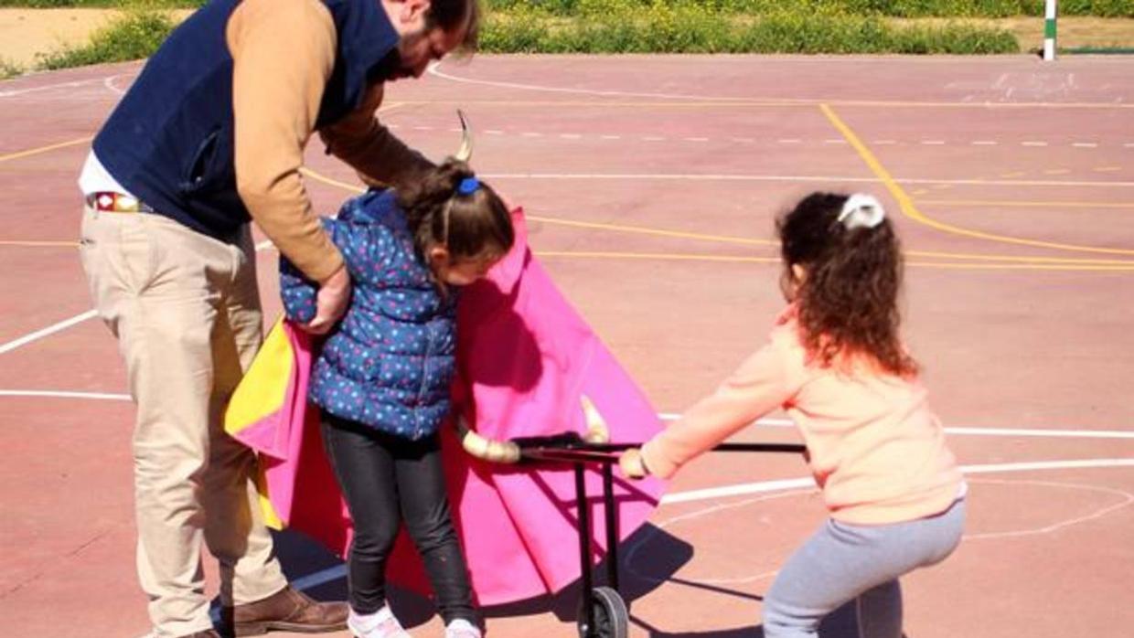 Dos niñas juegan al toro en el Colegio Público Juan de Mairena