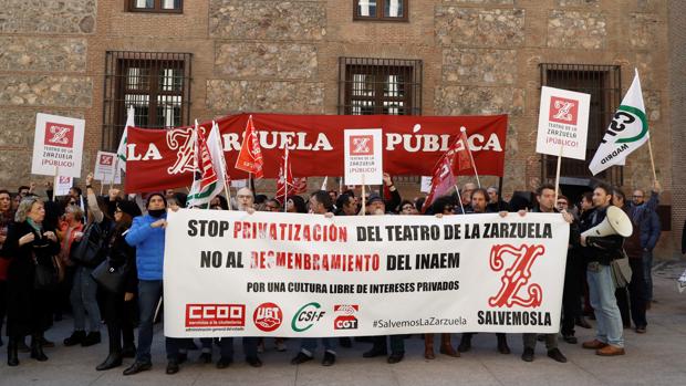 Los trabajadores del Teatro de la Zarzuela se manifiestan contra la fusión con el Real y harán huelga el 5 de abril