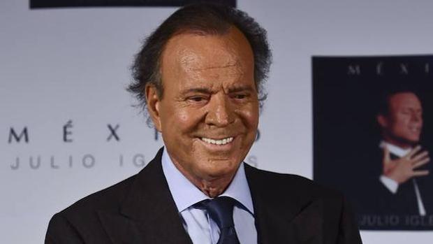 Demandan a Julio Iglesias por los derechos de autor de «Me olvidé de vivir»