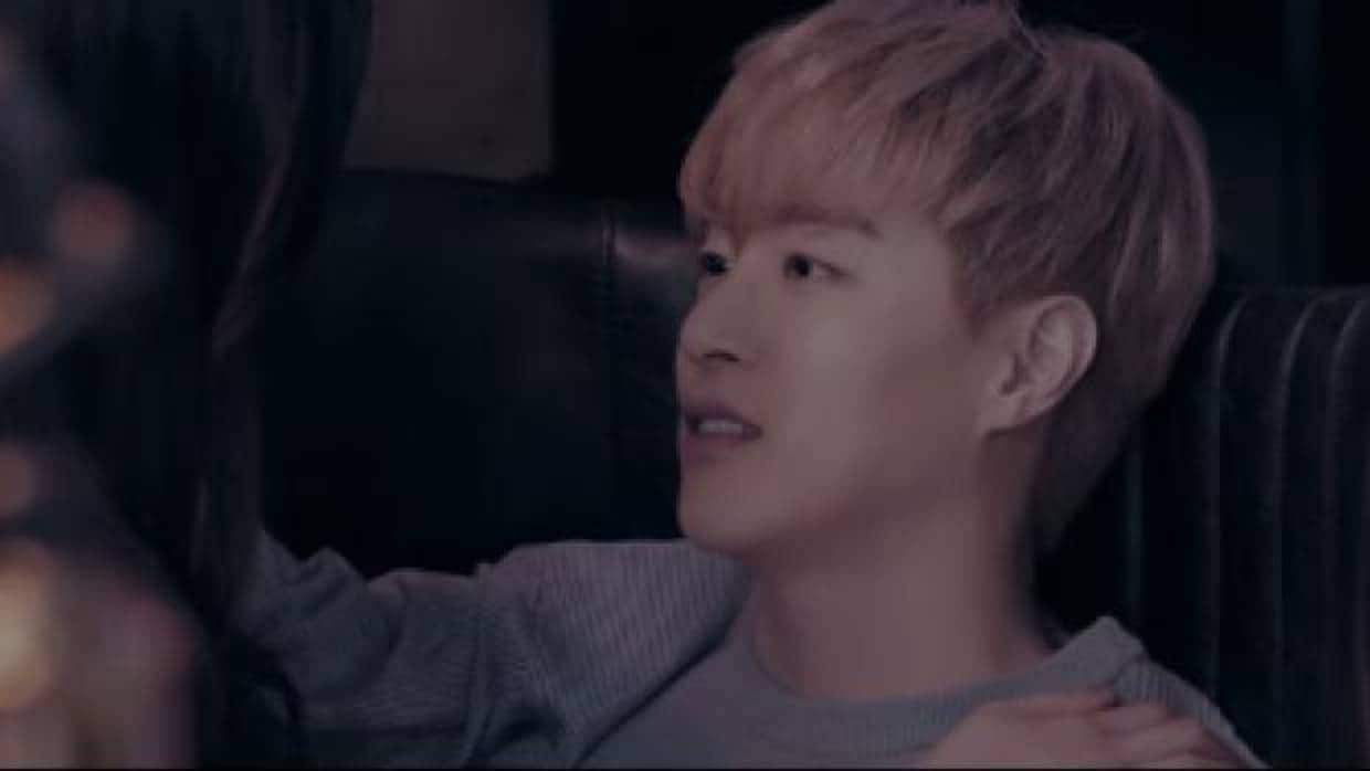 Min-woo en un videoclip