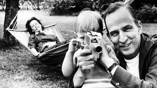 Ingmar Bergman enseña a su hijo Daniel a manejar una cámara bajo la atenta mirada de su esposa, Kibi Laretai