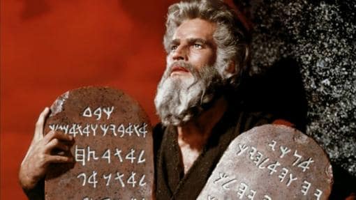 Charlton Heston, como Moisés, con las Tablas de la Ley