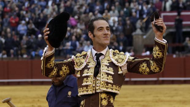 Premio a la zurda de Pepe Moral y cornada a Román en su debut en Sevilla