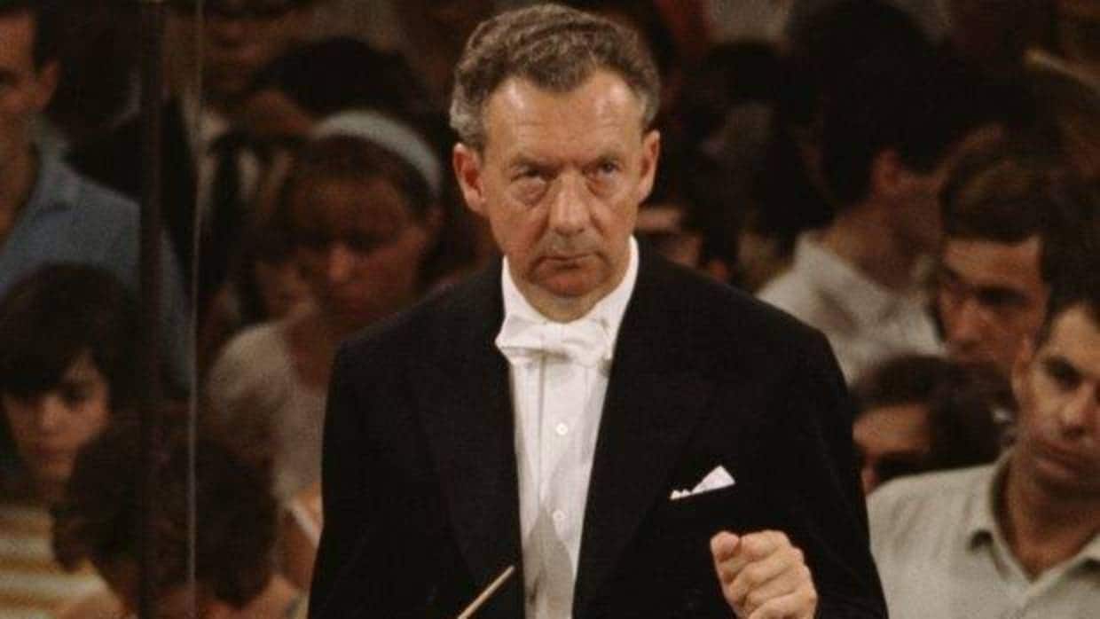 El compositor, director de orquesta y pianista británico Benjamin Britten (1913-1976)