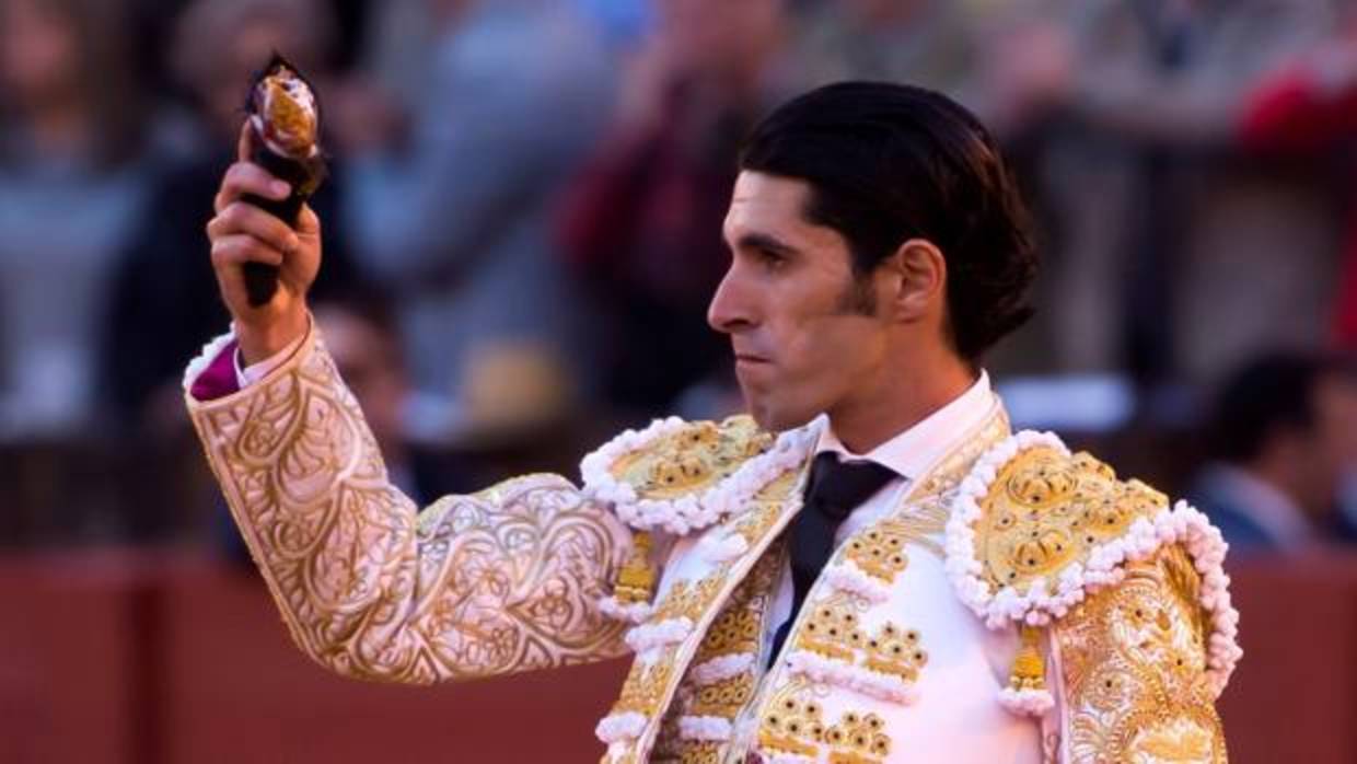 El diestro Alejandro Talavante saluda con su trofeo tras su segundo toro de la tarde en el quinto festejo de abono de la Plaza de la Maestranza