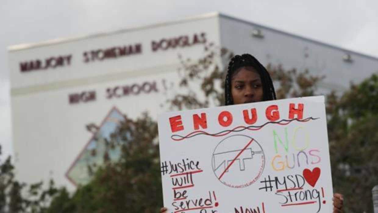 Una estudiante sujeta una pancarta contra las armas tras la matanza de Florida