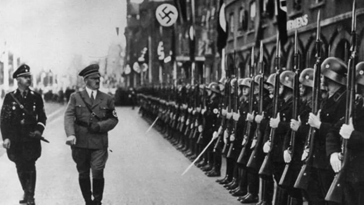 Hitler pasando revista a un grupo de SS