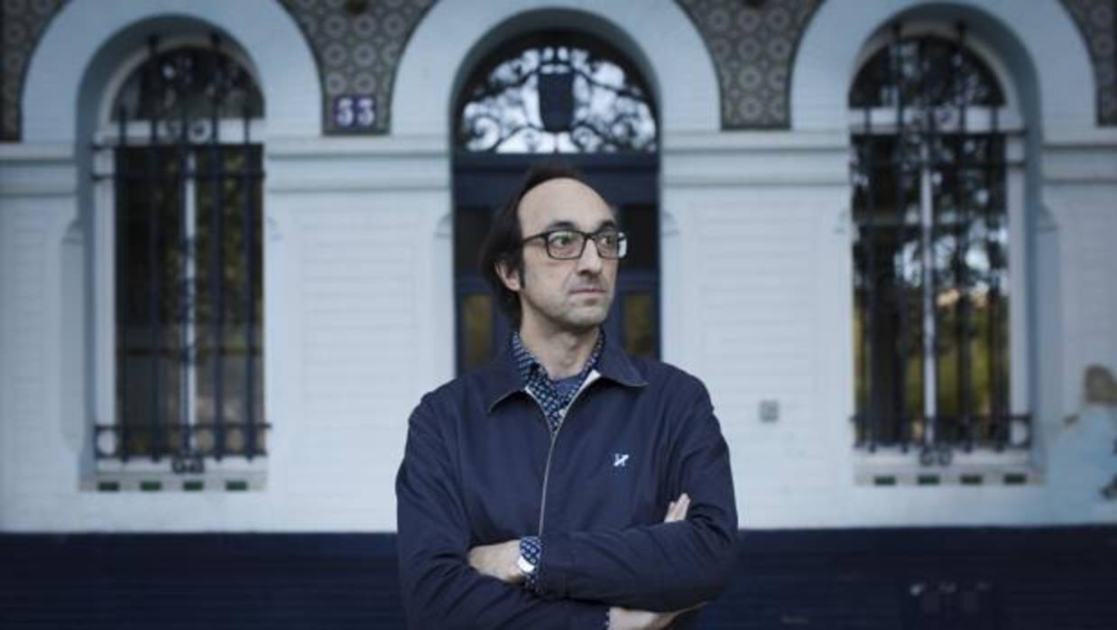 El escritor Agustín Fernández Mallo fotografiado en la Alameda de Hércules