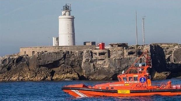 Salvamento rescata a unas 40 personas de una patera a una milla de Punta Paloma