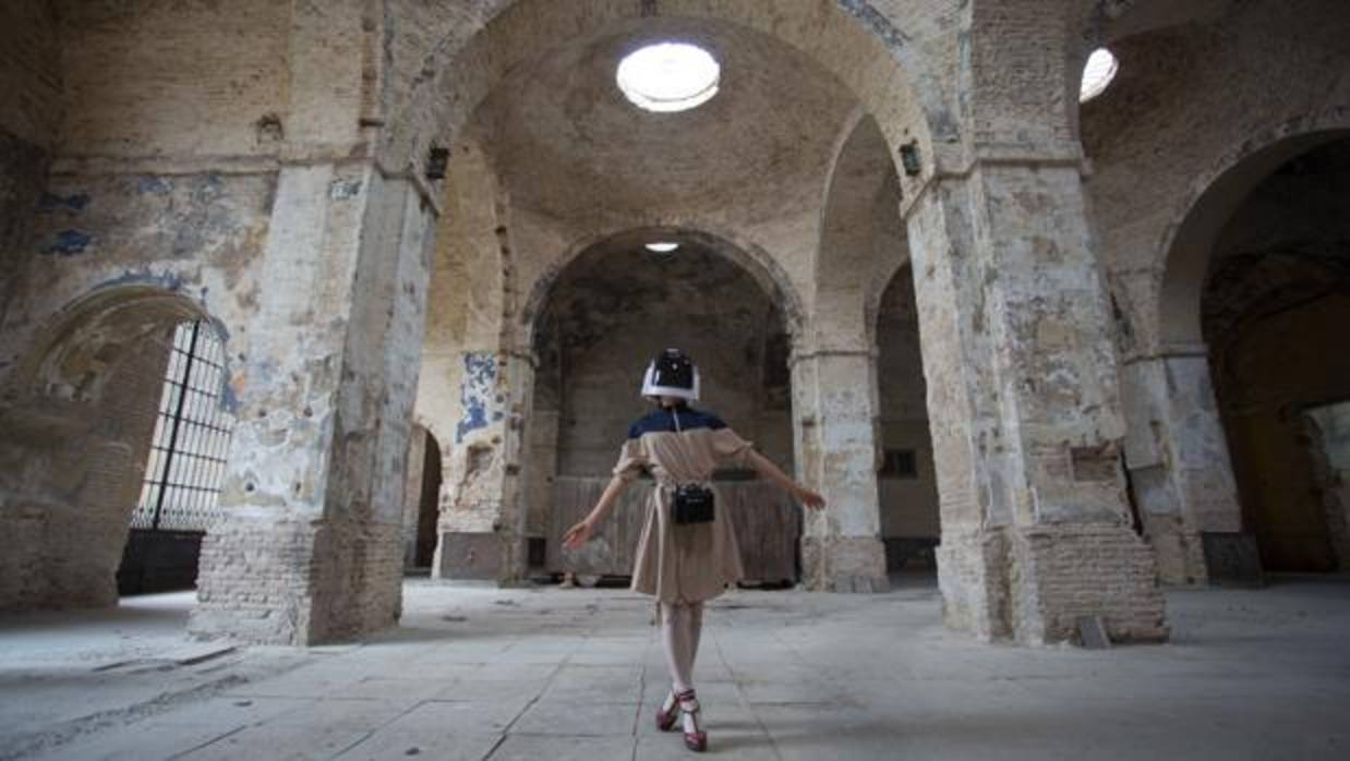 Una performance de Silvia Balbín en la Real Fábrica de Artillería