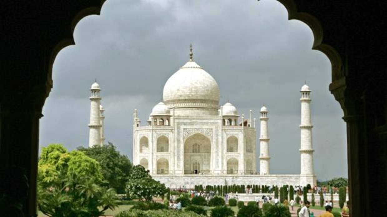 El Taj Mahal, cada día más verde por la contaminación