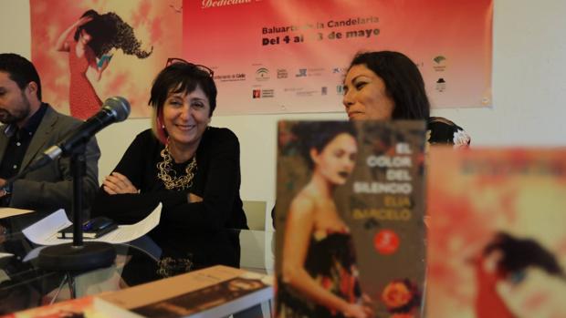 La escritora, antes del pregón realizado para abrir la 33 edición de la Feria del Libro de Cádiz. :: francis jiménez