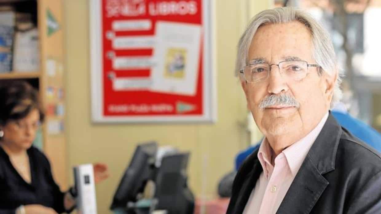 José Enrique Gil-Delgado Crespo este viernes en la caseta de El Corte Inglés en la Feria del Libro