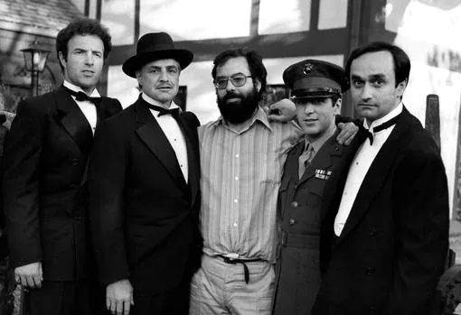 CON DON CORLEONE Y FAMILIA. Coppola, en el centro, posa con algunos de los protagonistas de «El Padrino»: James Caan, Marlon Brando, Al Pacino y John Cazale