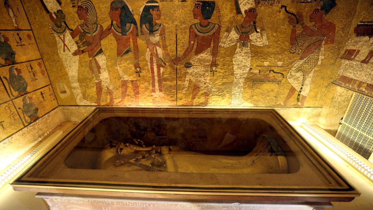 El sarcófago dorado de Tutankamón en su cámara funeraria en el Valle de los Reyes, Luxor