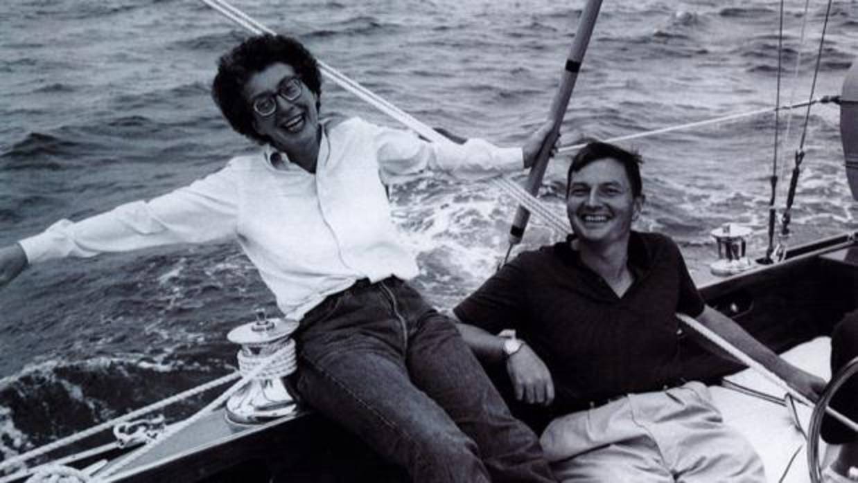 Peggy y David Rockefeller, navegando en el velero «Jack Tar» por la costa de Maine. Es la fotografía de la pareja preferida por David