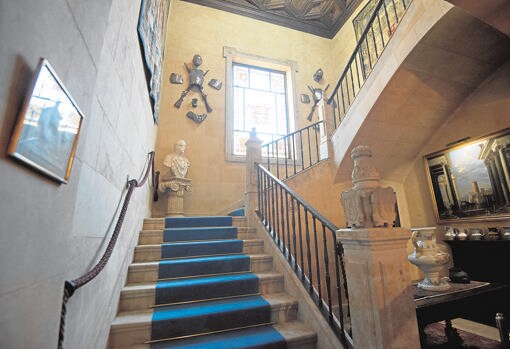 La escalera principal, decorada con tapices del siglo XVII