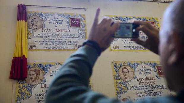 Un azulejo inmortaliza en Las Ventas a Iván Fandiño, el héroe que «entregó la vida por la gloria del toreo»
