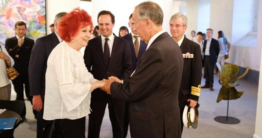 Juana de Aizpuru saluda a Marcelo Rebedo de Sousa, presidente de Portugal, ante la atenta mirada del alcalde de Lisboa, Fernando Medina