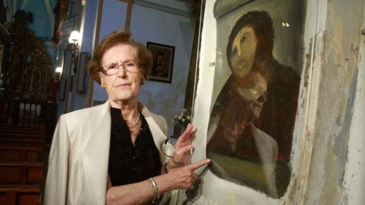 Cecilia Giménez, con el «Ecce Homo», tras su restauración