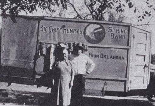 El «Gran Jefe» Henry, con su esposa Susan frente a su caravana musical ambulante