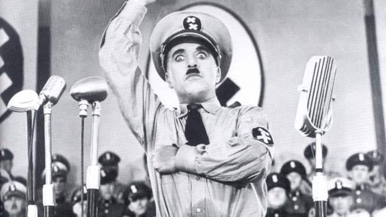Chaplin en «El gran dictador», otra sátira sobre Hitler