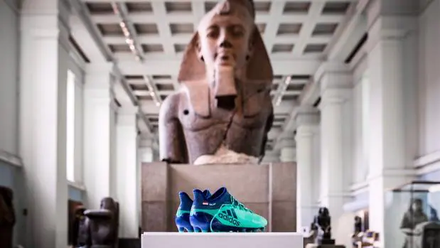 La botas del delantero del Liverpool Mo Salah toman el Museo Británico